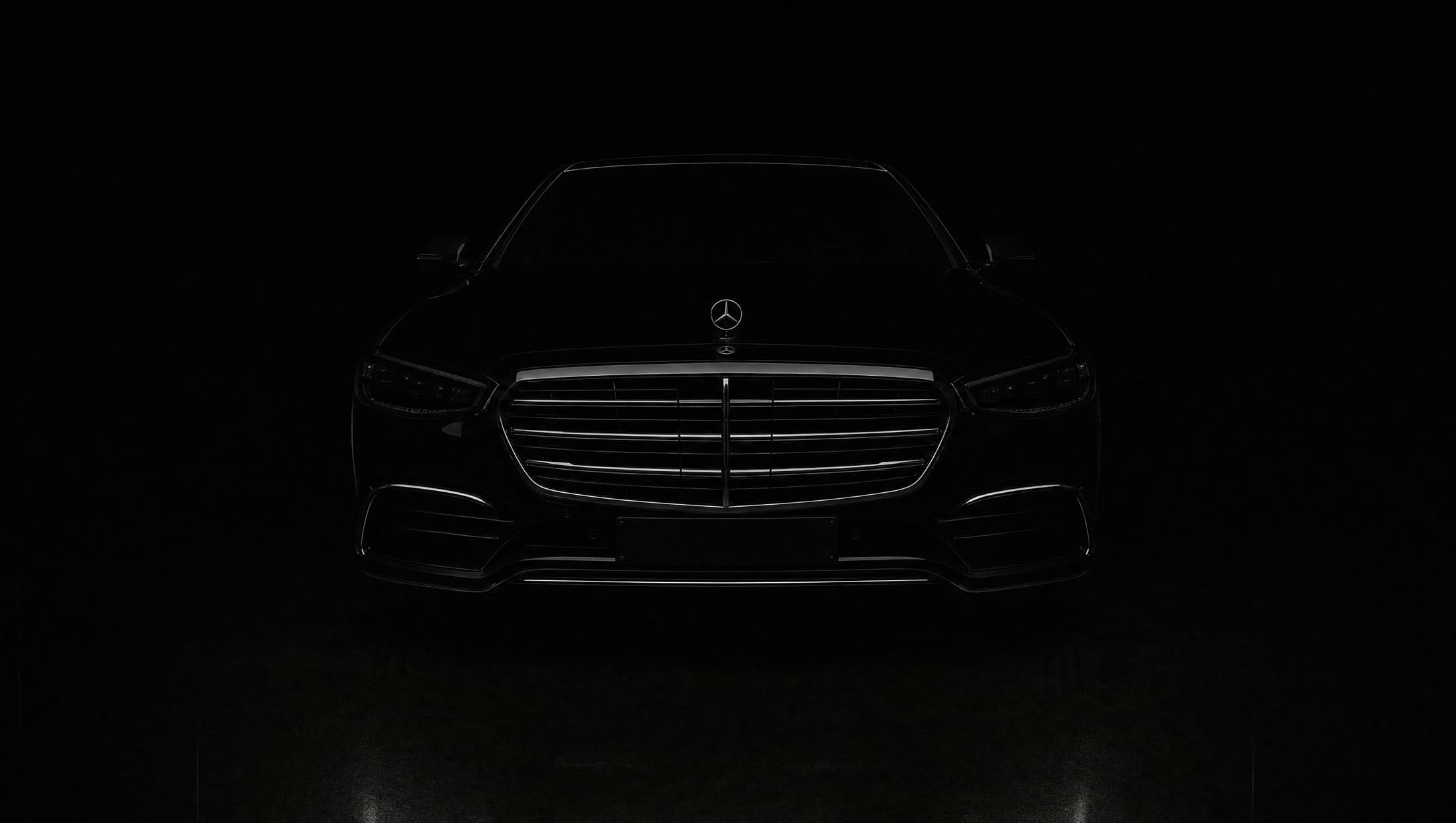 Mercedes-Benz S 580 4MATIC long wheelbase black chauffeur sedan at night