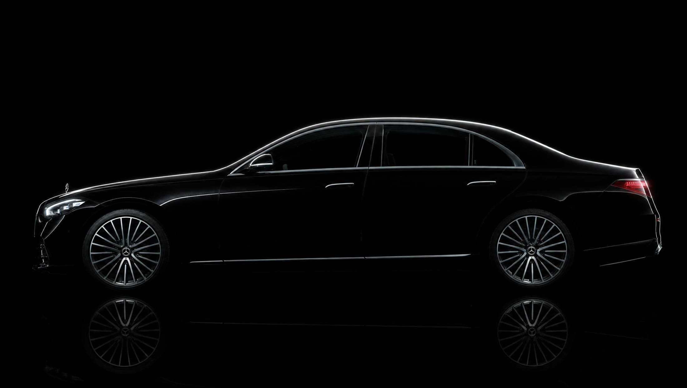 Mercedes-Benz S 580 4MATIC long wheelbase in black, full side profile with a single rim of light along the roofline
